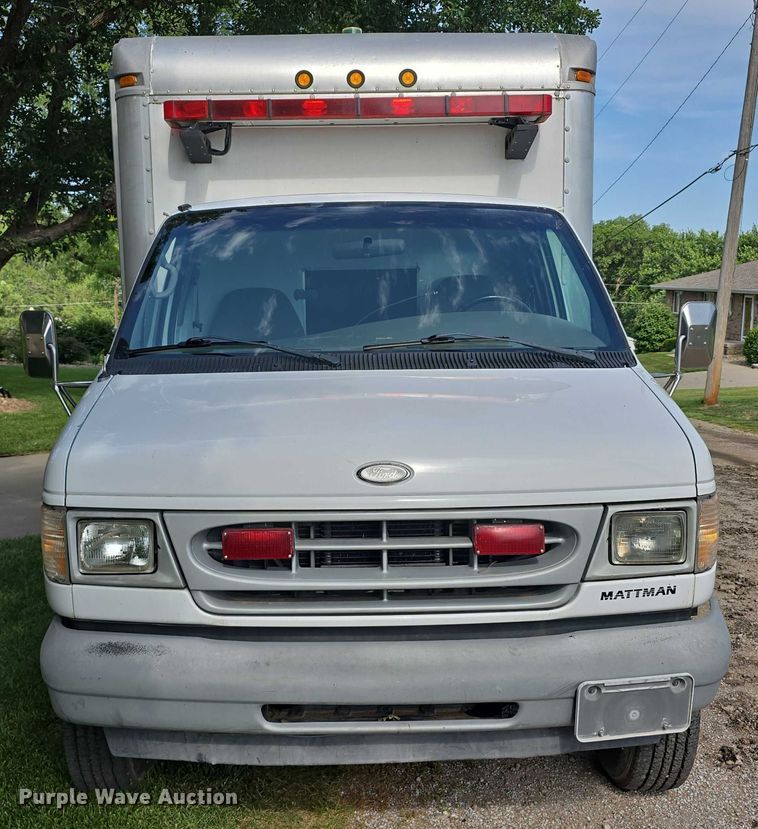 image for item EO1067 2002 Ford E450 ambulance