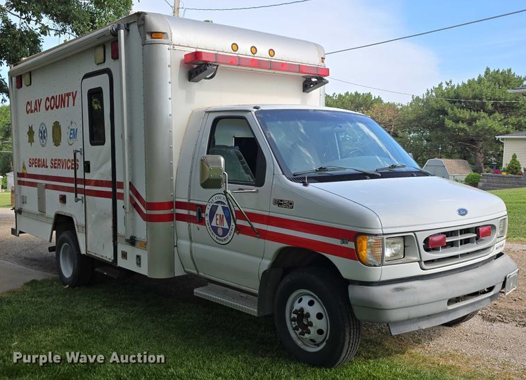 image for item EO1067 2002 Ford E450 ambulance