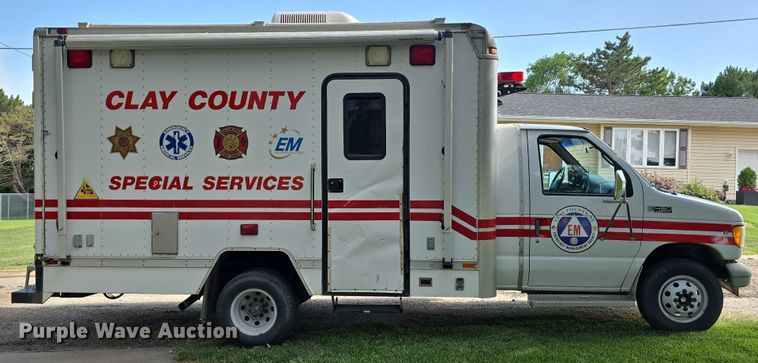 image for item EO1067 2002 Ford E450 ambulance