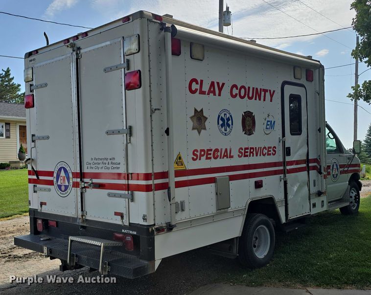 image for item EO1067 2002 Ford E450 ambulance