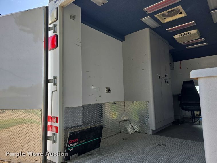 image for item EO1067 2002 Ford E450 ambulance