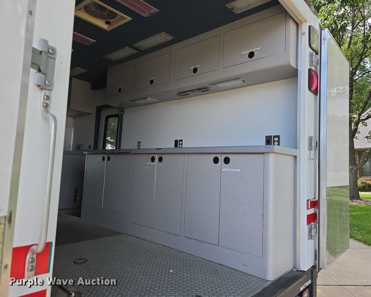 image for item EO1067 2002 Ford E450 ambulance