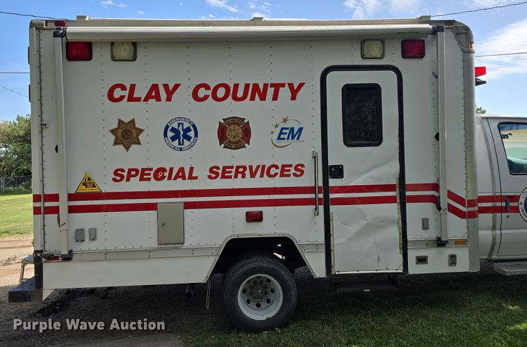 image for item EO1067 2002 Ford E450 ambulance