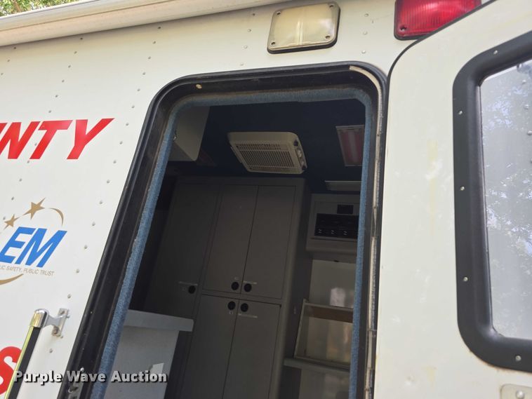image for item EO1067 2002 Ford E450 ambulance