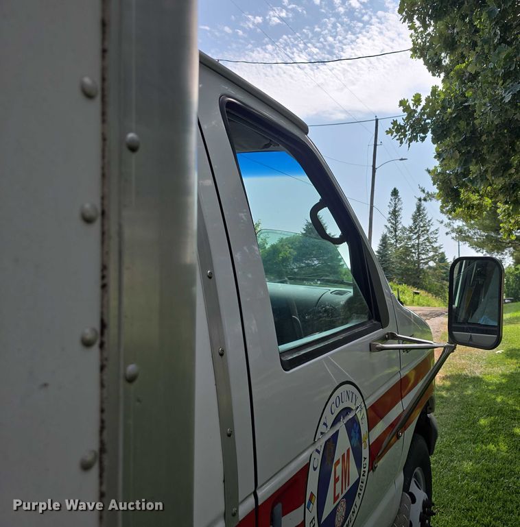 image for item EO1067 2002 Ford E450 ambulance