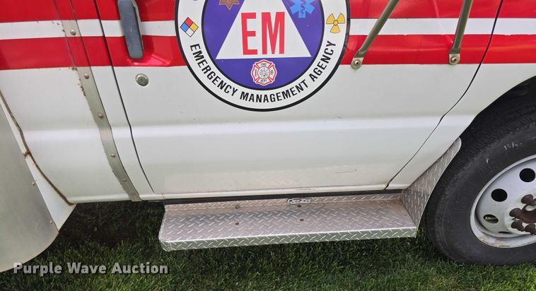image for item EO1067 2002 Ford E450 ambulance