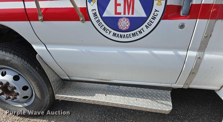 image for item EO1067 2002 Ford E450 ambulance