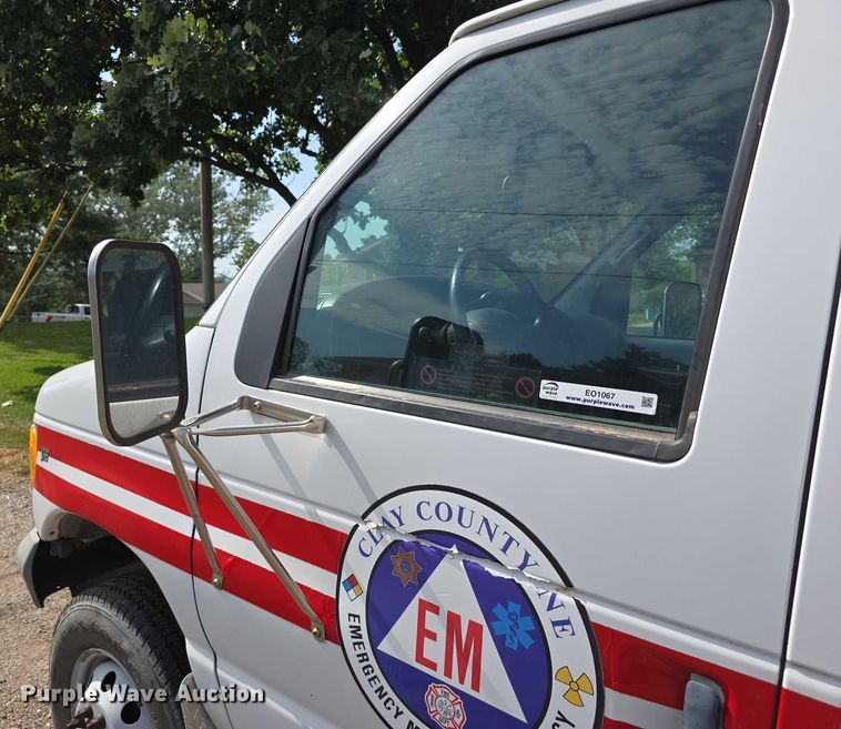 image for item EO1067 2002 Ford E450 ambulance
