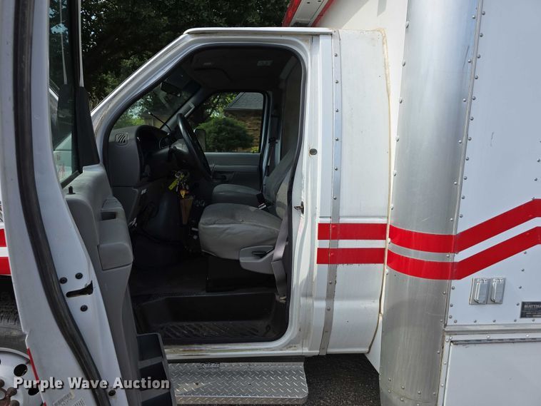 image for item EO1067 2002 Ford E450 ambulance