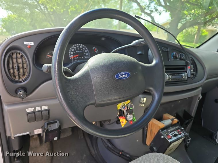 image for item EO1067 2002 Ford E450 ambulance