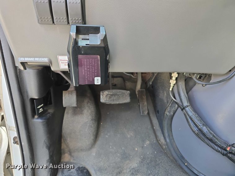 image for item EO1067 2002 Ford E450 ambulance