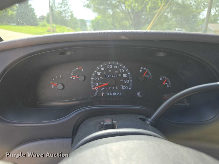 image for item EO1067 2002 Ford E450 ambulance