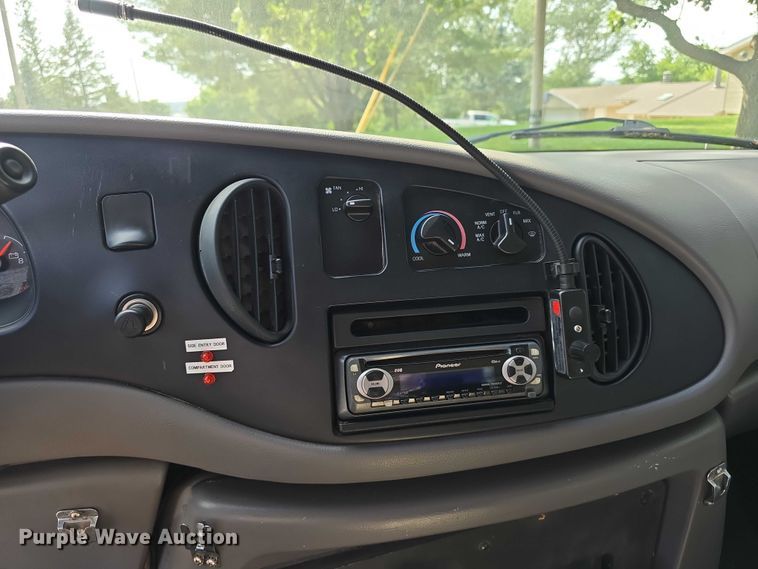 image for item EO1067 2002 Ford E450 ambulance