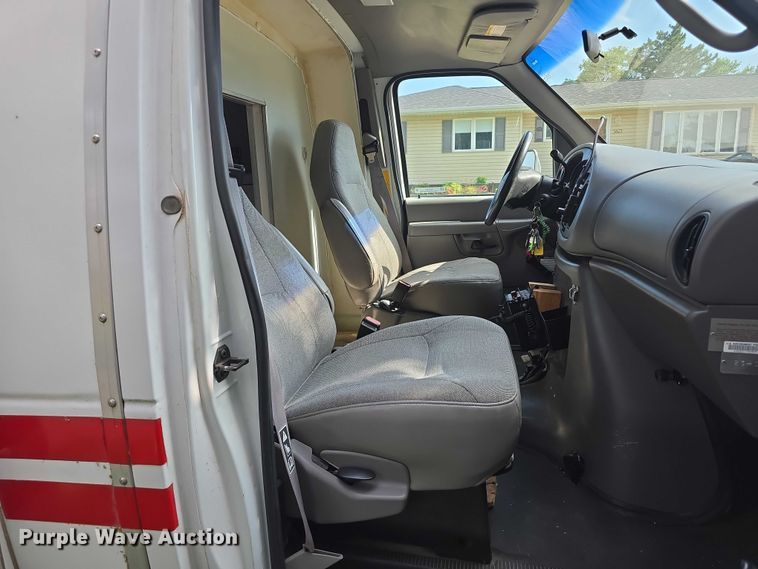 image for item EO1067 2002 Ford E450 ambulance