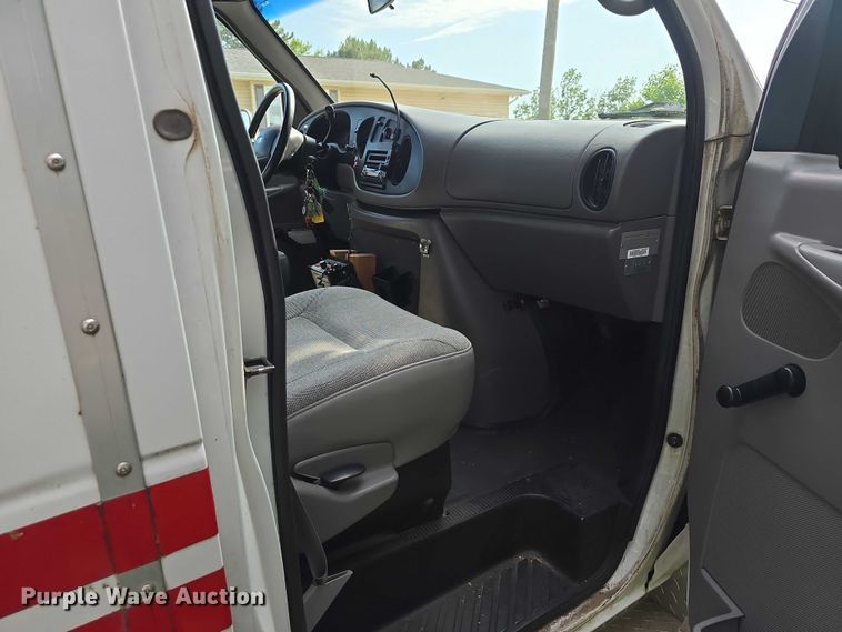 image for item EO1067 2002 Ford E450 ambulance