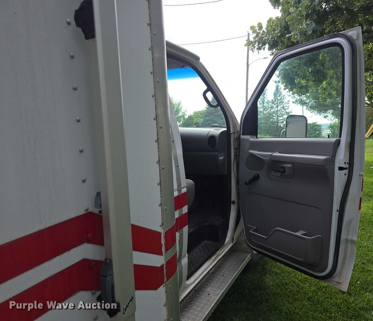 image for item EO1067 2002 Ford E450 ambulance