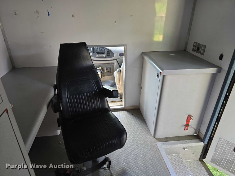 image for item EO1067 2002 Ford E450 ambulance