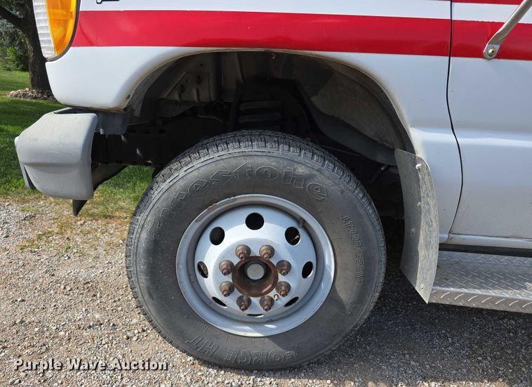 image for item EO1067 2002 Ford E450 ambulance
