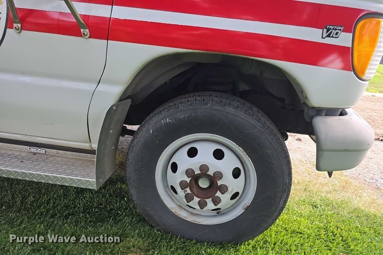 image for item EO1067 2002 Ford E450 ambulance