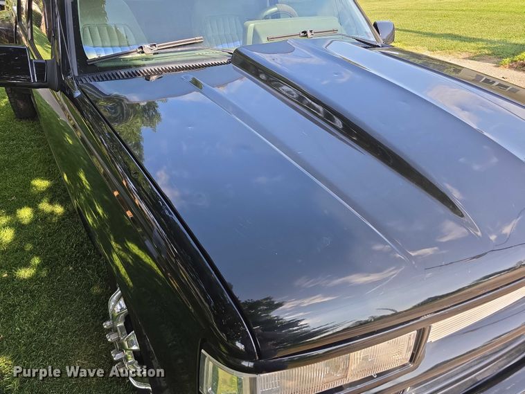 image for item EO1068 1994 Chevrolet C3500 Crew Cab pickup truck