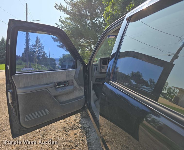 image for item EO1068 1994 Chevrolet C3500 Crew Cab pickup truck