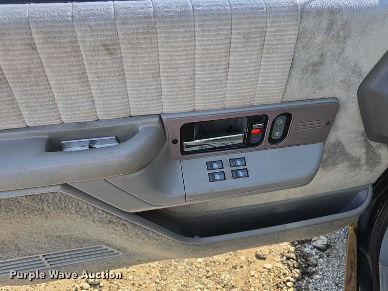 image for item EO1068 1994 Chevrolet C3500 Crew Cab pickup truck