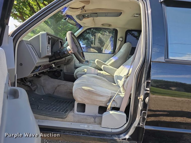 image for item EO1068 1994 Chevrolet C3500 Crew Cab pickup truck