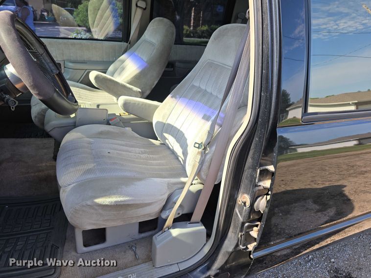 image for item EO1068 1994 Chevrolet C3500 Crew Cab pickup truck