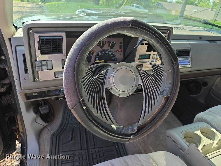 image for item EO1068 1994 Chevrolet C3500 Crew Cab pickup truck