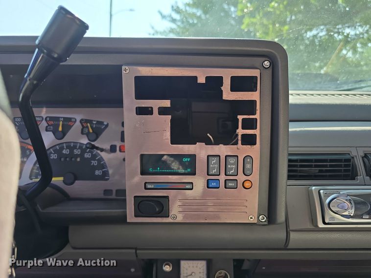 image for item EO1068 1994 Chevrolet C3500 Crew Cab pickup truck