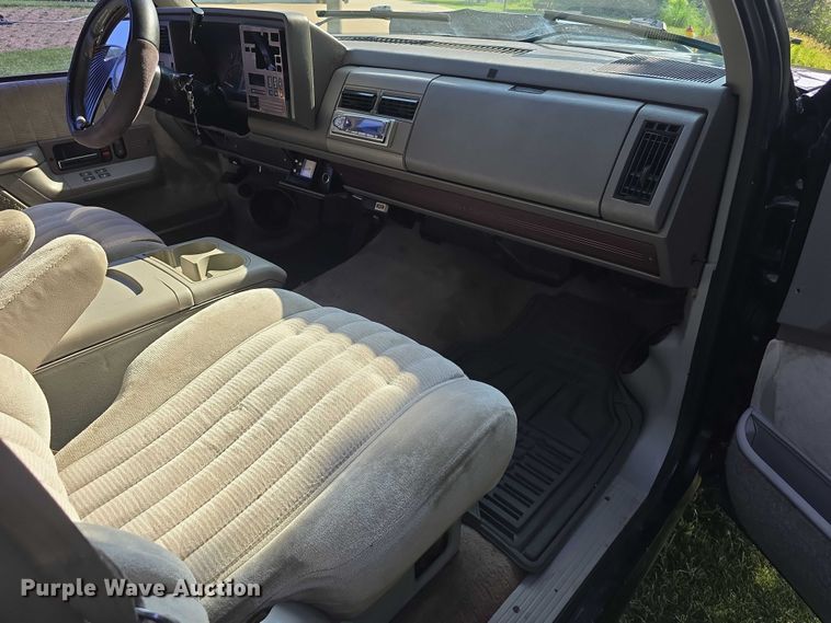 image for item EO1068 1994 Chevrolet C3500 Crew Cab pickup truck