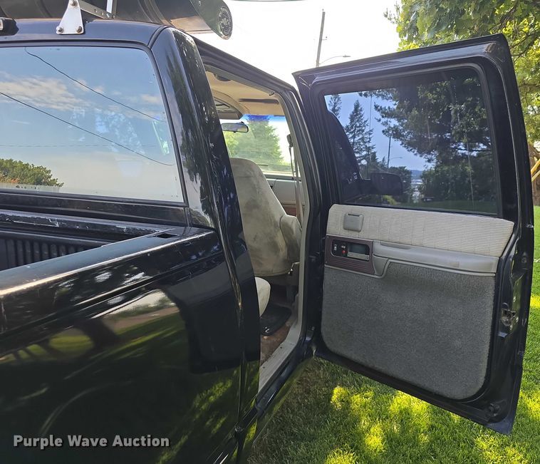 image for item EO1068 1994 Chevrolet C3500 Crew Cab pickup truck