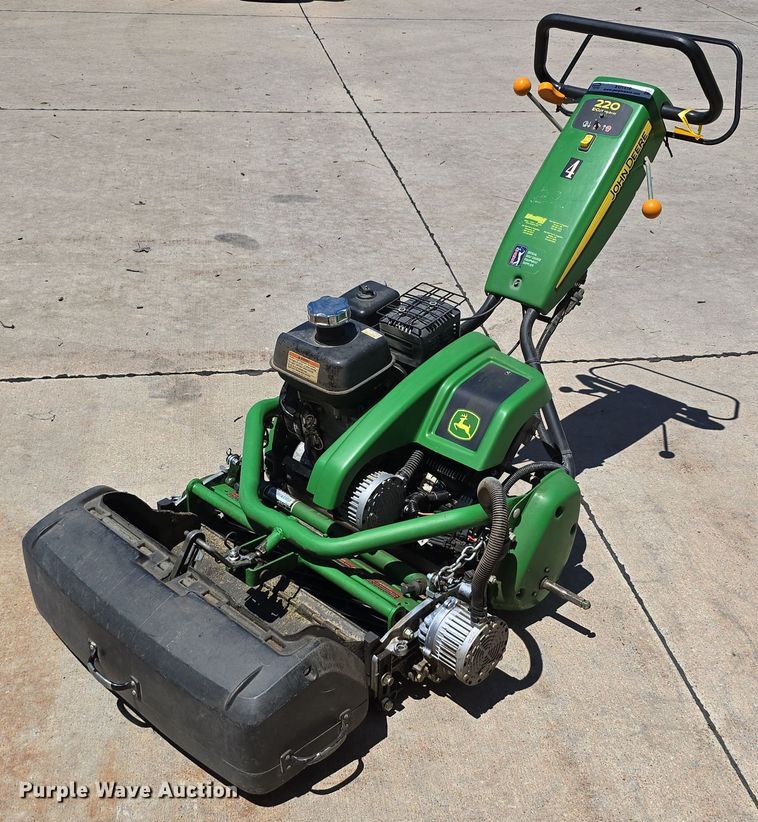 image for item EO1510 2016 John Deere 220 E-cut Hybrid greens mower