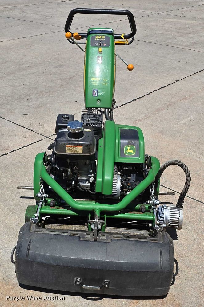 image for item EO1510 2016 John Deere 220 E-cut Hybrid greens mower
