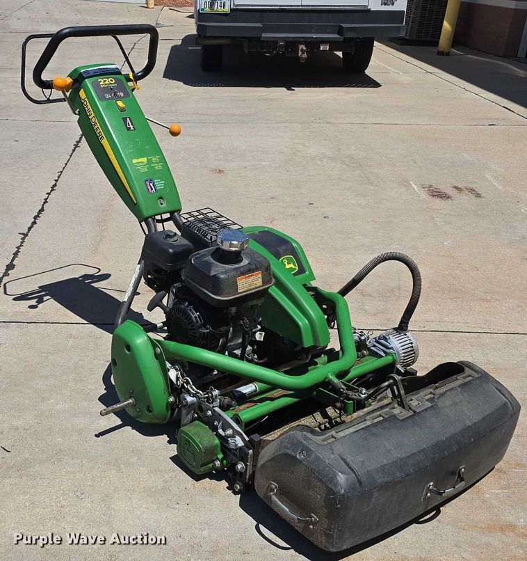 image for item EO1510 2016 John Deere 220 E-cut Hybrid greens mower