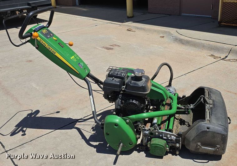 image for item EO1510 2016 John Deere 220 E-cut Hybrid greens mower