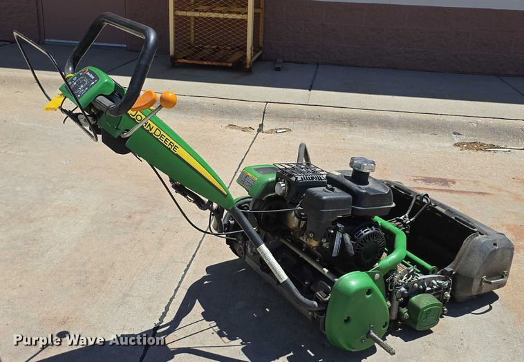 image for item EO1510 2016 John Deere 220 E-cut Hybrid greens mower