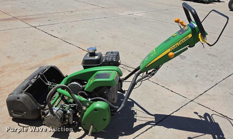 image for item EO1510 2016 John Deere 220 E-cut Hybrid greens mower