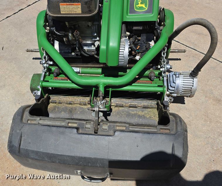 image for item EO1510 2016 John Deere 220 E-cut Hybrid greens mower