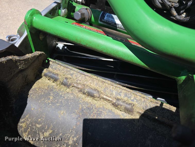 image for item EO1510 2016 John Deere 220 E-cut Hybrid greens mower