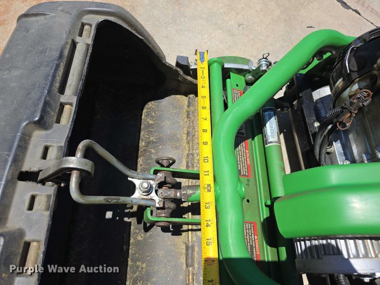 image for item EO1510 2016 John Deere 220 E-cut Hybrid greens mower