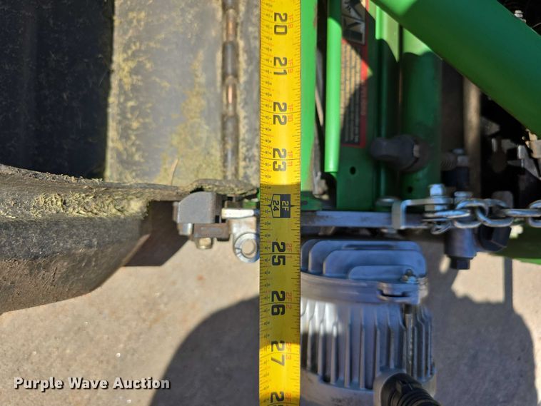 image for item EO1510 2016 John Deere 220 E-cut Hybrid greens mower