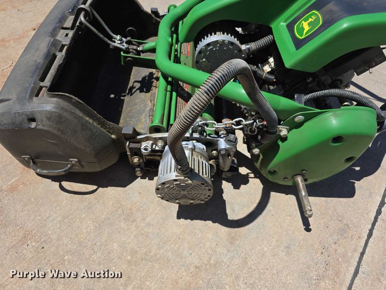 image for item EO1510 2016 John Deere 220 E-cut Hybrid greens mower