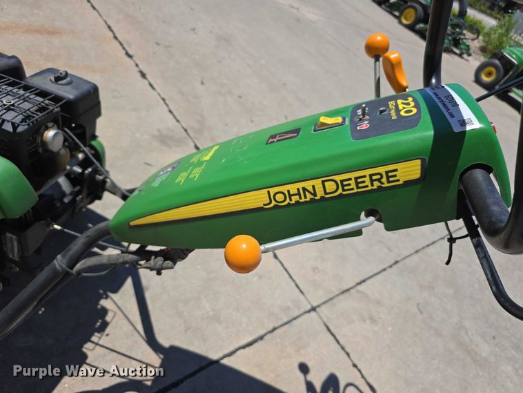 image for item EO1510 2016 John Deere 220 E-cut Hybrid greens mower