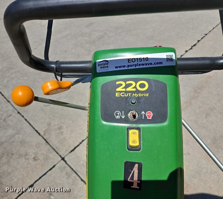 image for item EO1510 2016 John Deere 220 E-cut Hybrid greens mower