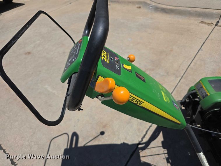 image for item EO1510 2016 John Deere 220 E-cut Hybrid greens mower