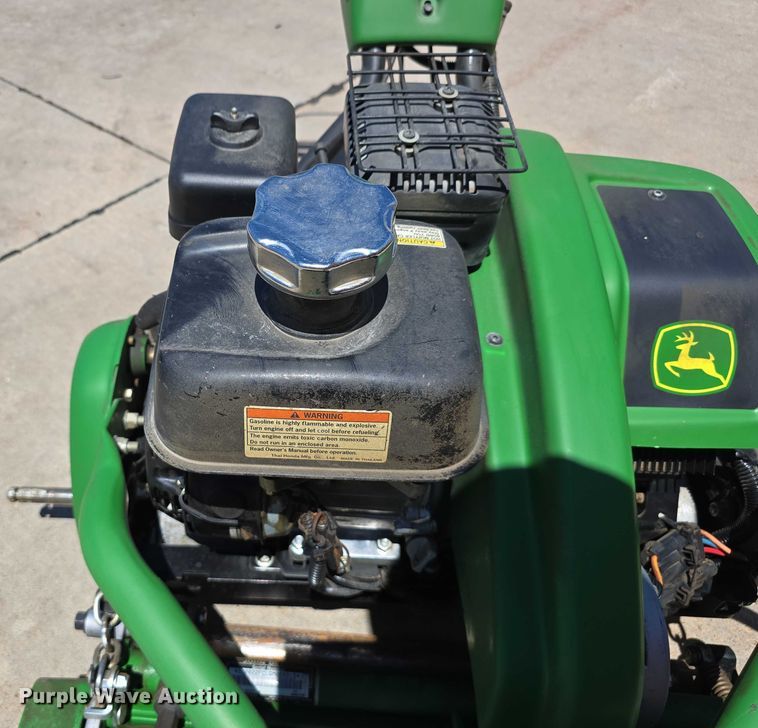 image for item EO1510 2016 John Deere 220 E-cut Hybrid greens mower
