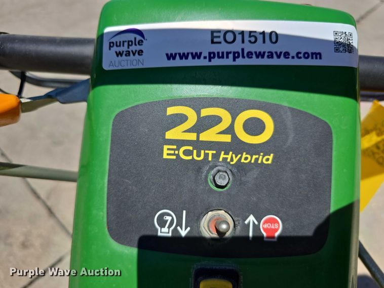 image for item EO1510 2016 John Deere 220 E-cut Hybrid greens mower