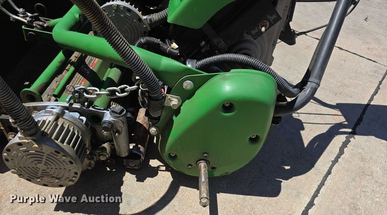 image for item EO1510 2016 John Deere 220 E-cut Hybrid greens mower