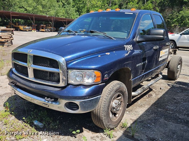 image for item EO4506 2004 Dodge Ram 3500 Quad Cab pickup truck cab and chassis